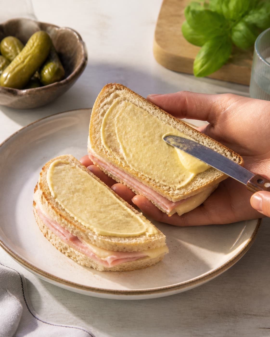 toastene dækkes jævnt med dijonsmør på ydersiden under tilberedningen af toast med skinke, havarti og dijonsmør