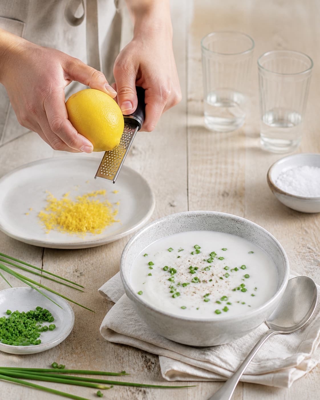 purløg og citronskal renses ved siden af rene glas under tilberedningen af mormordressing med fløde, citron og purløg