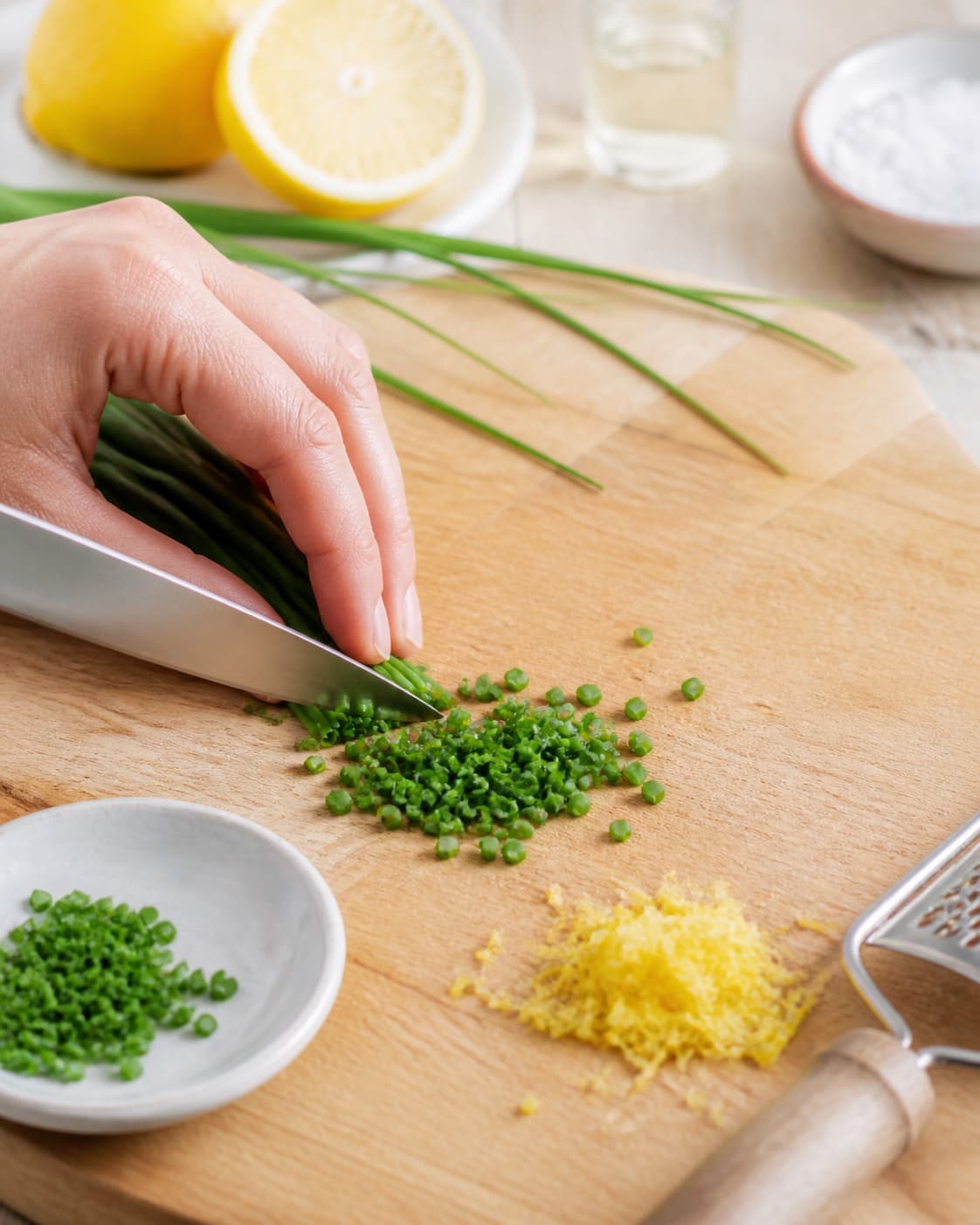 purløg og citronskal skæres ensartet til mormordressingen under tilberedningen af mormordressing med fløde, citron og purløg