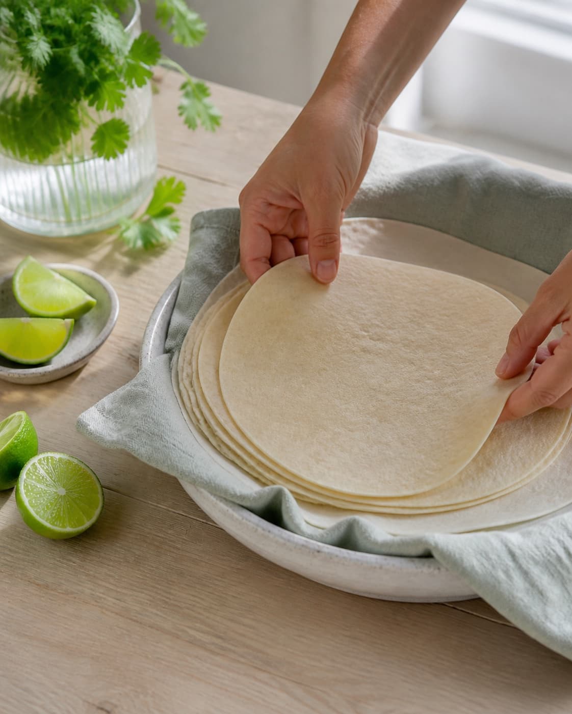 tortillapandekagerne formes ensartet før bagning under tilberedningen af hjemmelavede tortillas med fuldkorn og lime