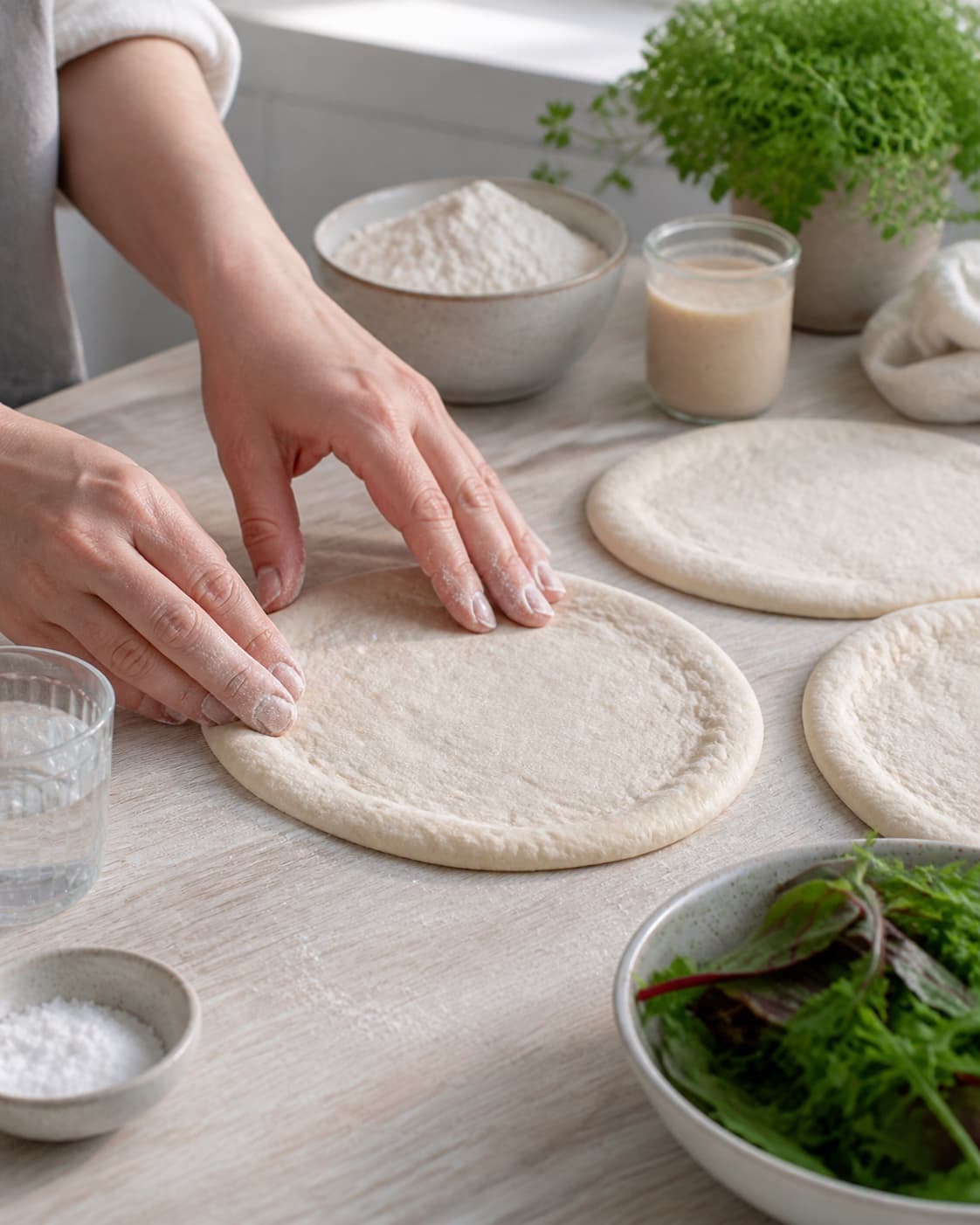 Even pieces of tyrkiske fladbrød being shaped before baking under tilberedningen af tyrkiske fladbrød