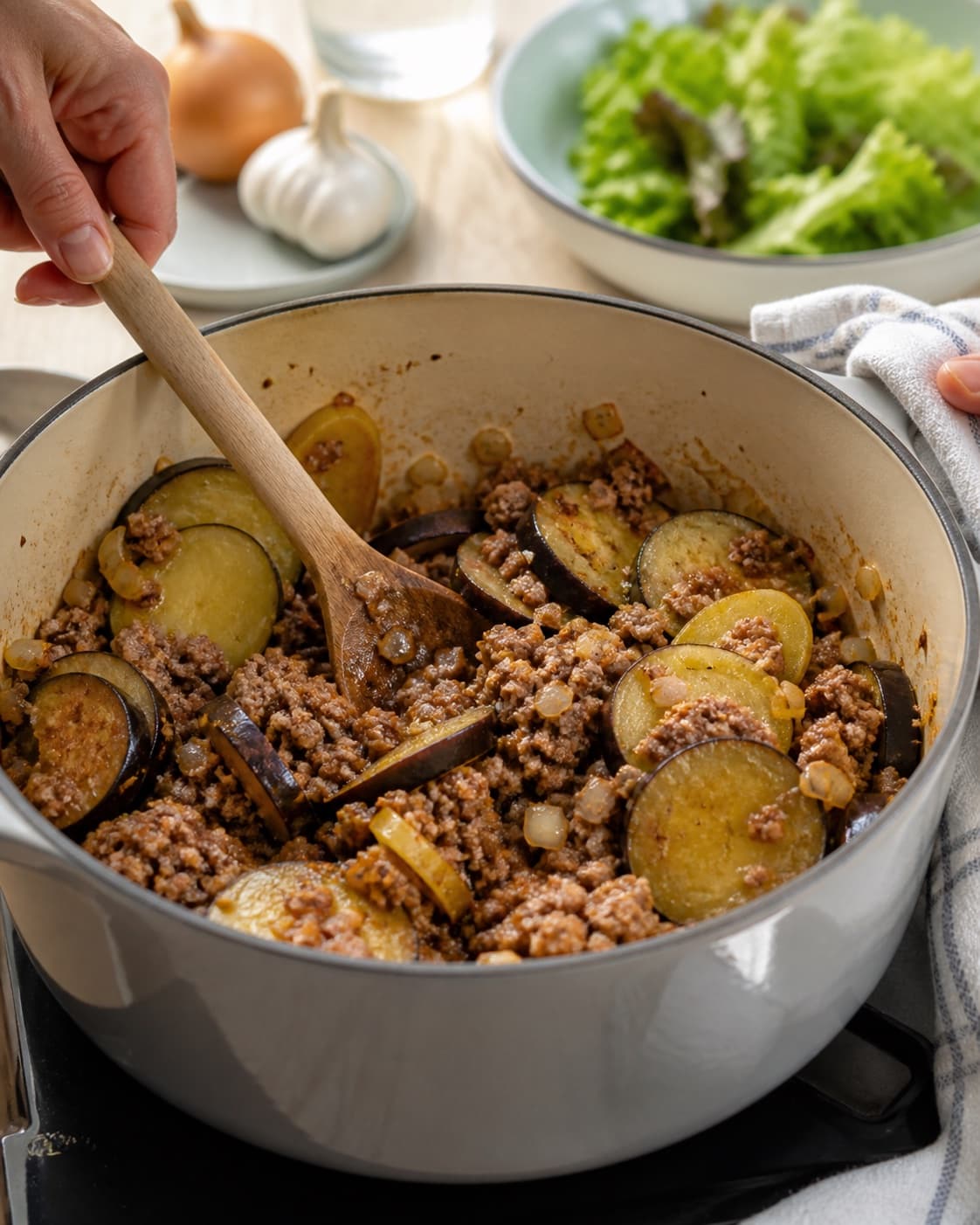 Aromatic base for moussaka med aubergine og kartofler gently cooking in a pot under tilberedningen af moussaka med aubergine og kartofler