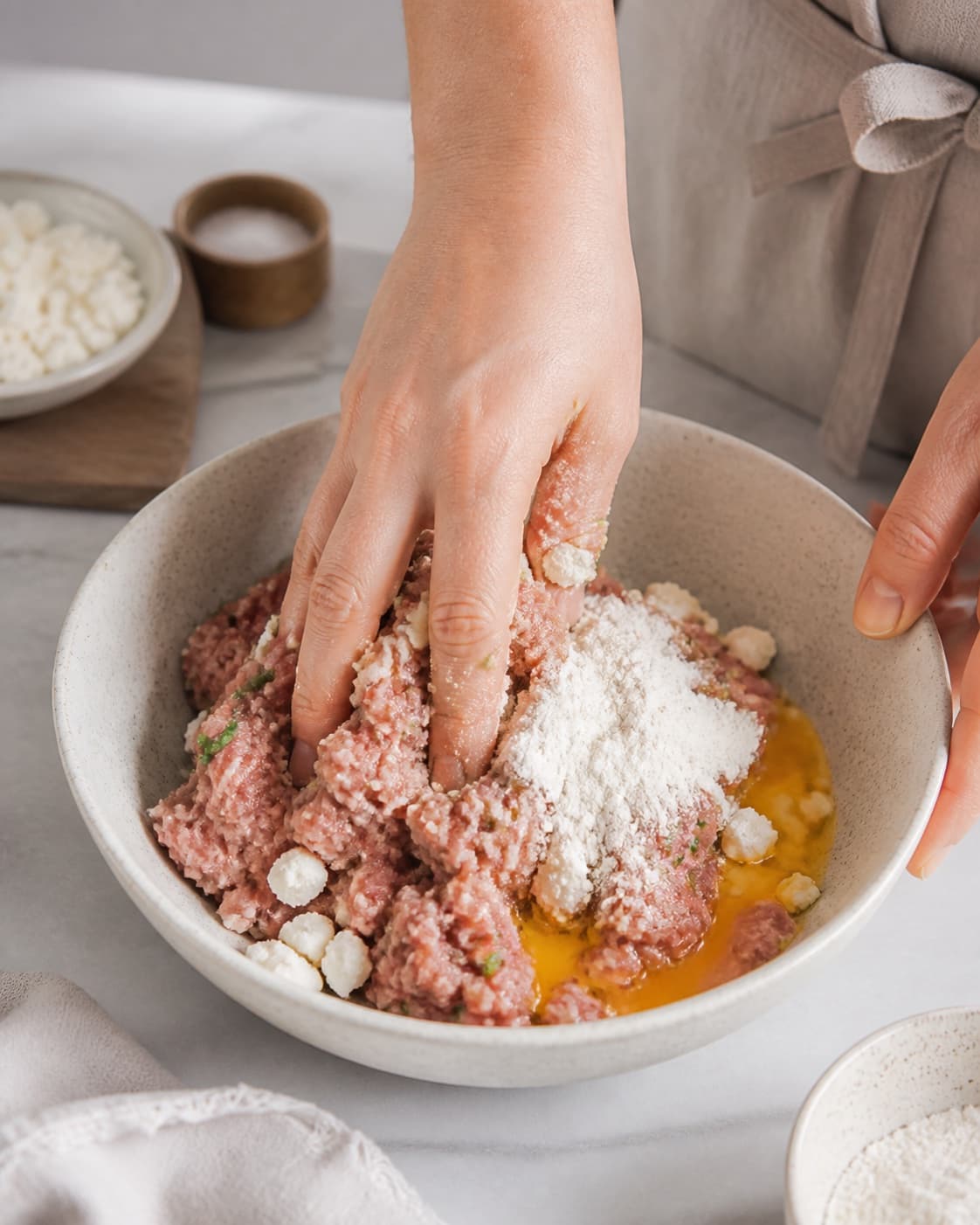 Prepared mixture for græske frikadeller med feta with hakket lammekød, feta, æg, hvedemel under tilberedningen af græske frikadeller med feta