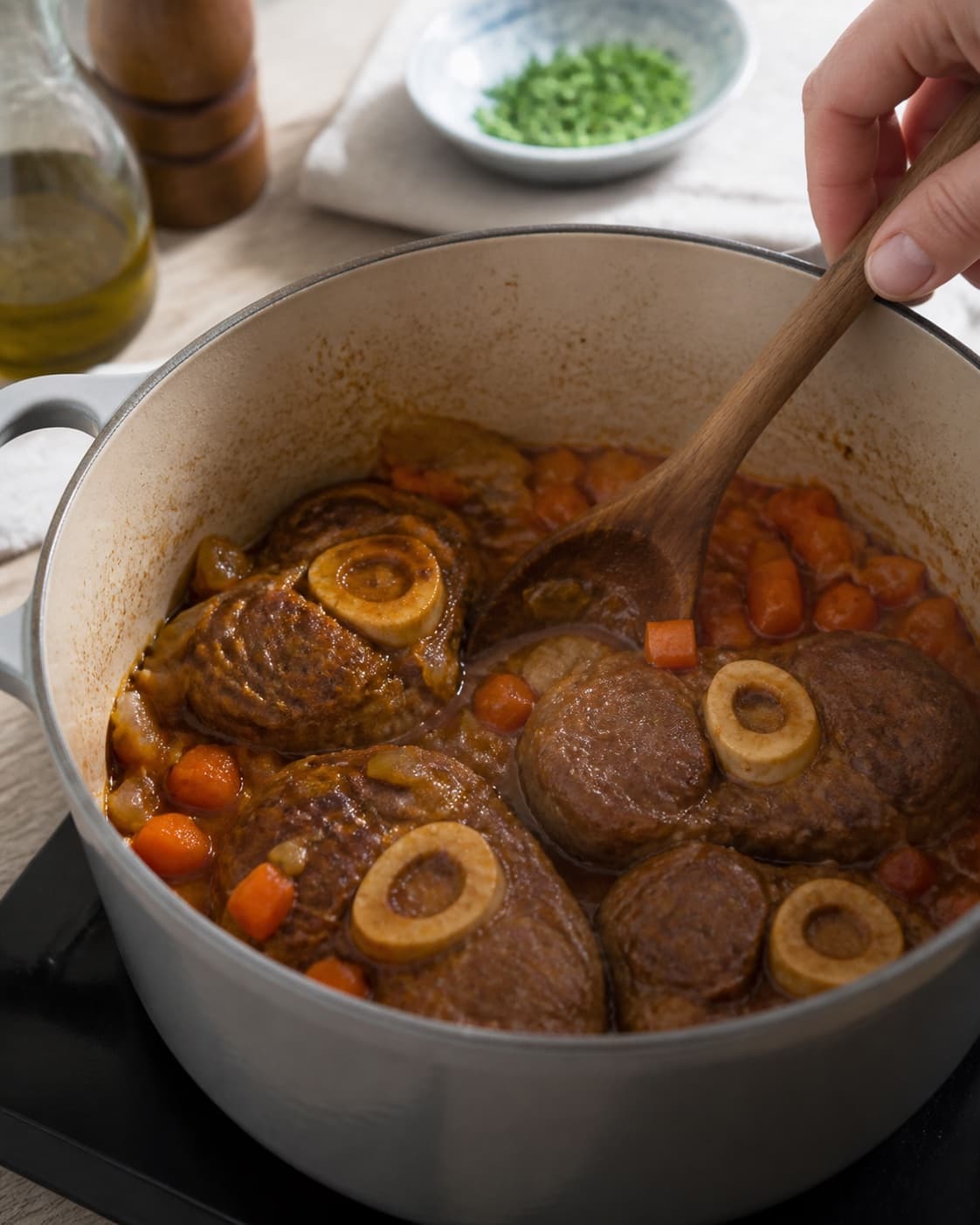 Aromatic base for osso buco med kartoffelmos og gremolata gently cooking in a pot under tilberedningen af osso buco med kartoffelmos og gremolata