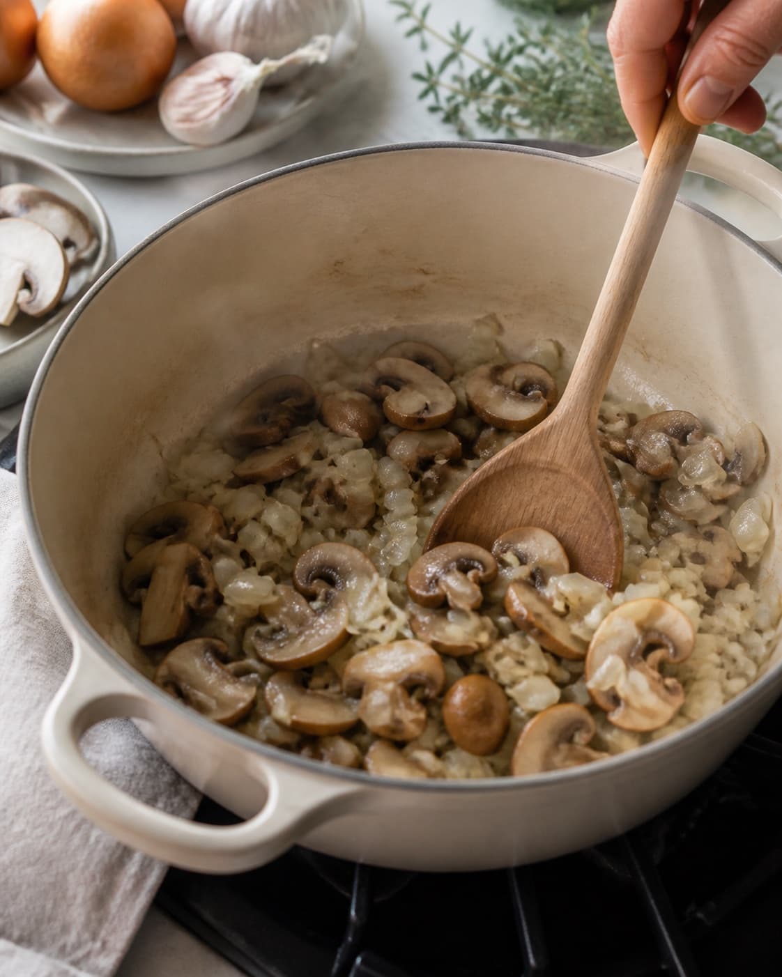 Aromatic base for champignonsuppe gently cooking in a pot under tilberedningen af champignonsuppe