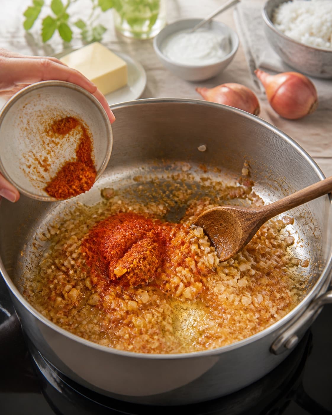 Aromatic base for butter chicken gently cooking in a pot under tilberedningen af butter chicken