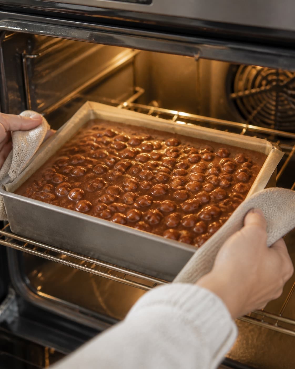 snickerskage med dadler og peanuts baking until golden with a visibly set centre under tilberedningen af snickerskage med dadler og peanuts