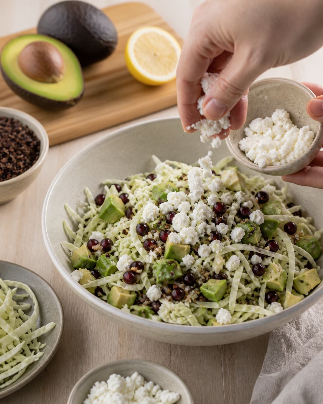 Clean prepared ingredients for quinoasalat med avocado, spidskål og feta with feta, modne avocadoer, quinoa, spidskål under tilberedningen af quinoasalat med avocado, spidskål og feta