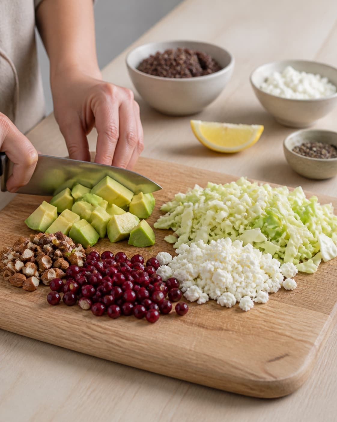 Ingredients for quinoasalat med avocado, spidskål og feta being cut into even pieces under tilberedningen af quinoasalat med avocado, spidskål og feta