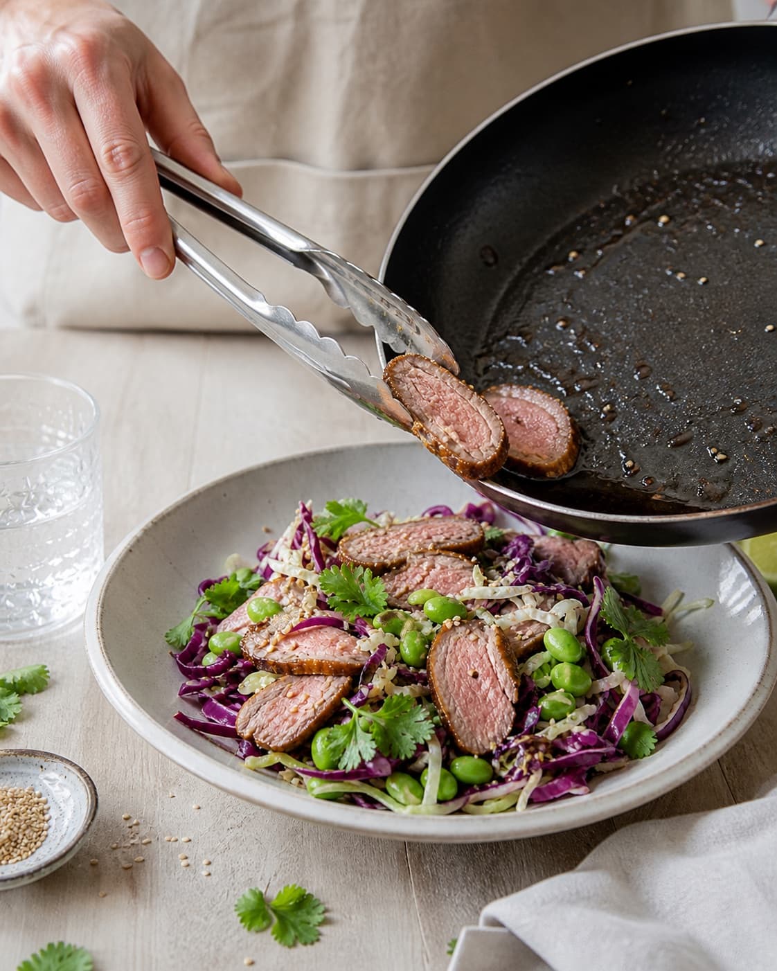 thai salat med and, sesam og soya developing an even golden crust under tilberedningen af thai salat med and, sesam og soya