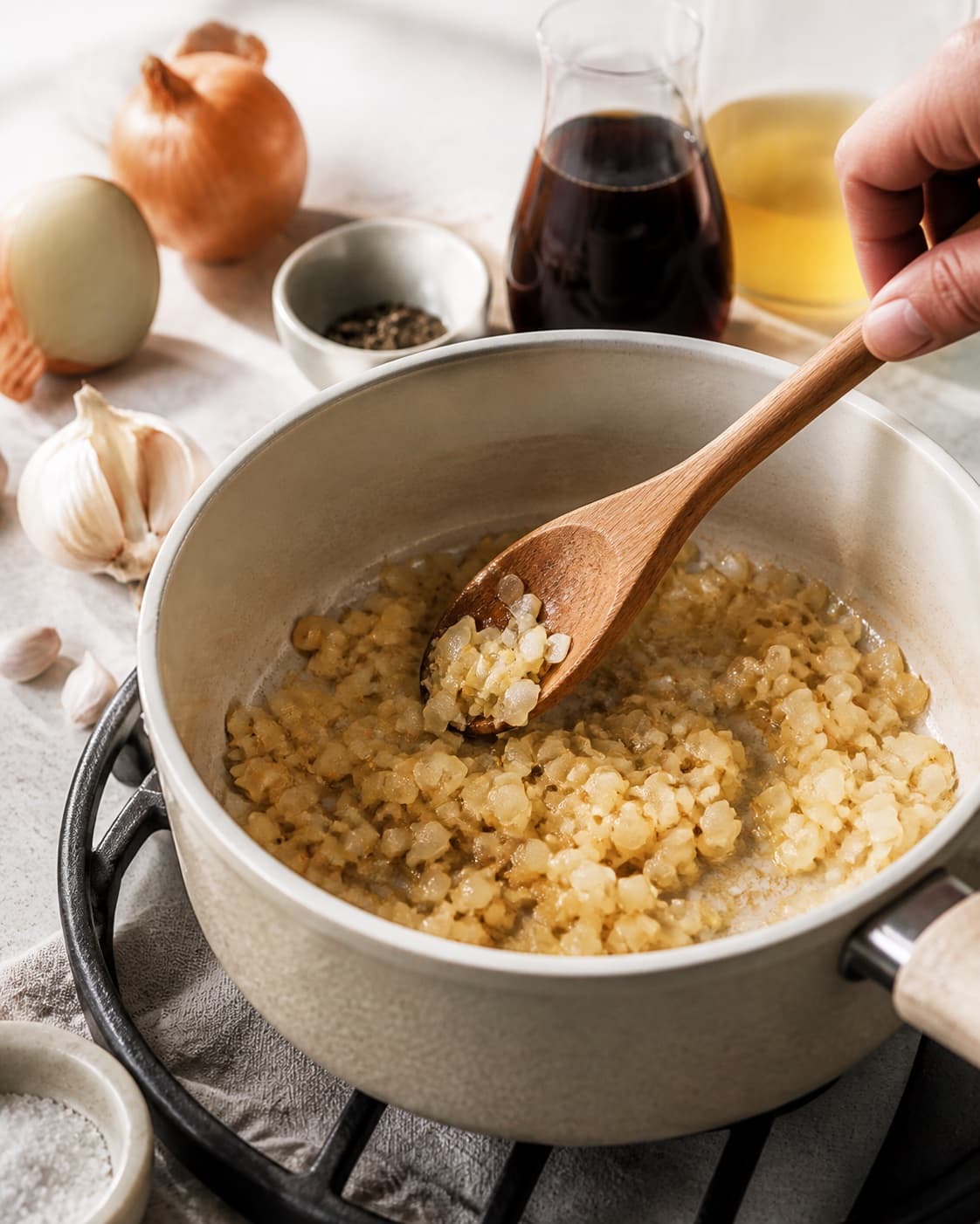 Aromatic base for brun sovs gently cooking in a pot under tilberedningen af brun sovs