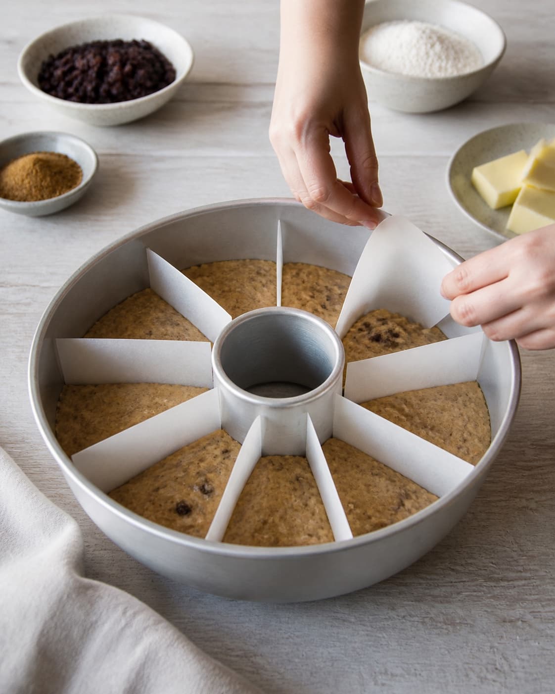 krydderkage med rosiner being portioned evenly before baking under tilberedningen af krydderkage med rosiner