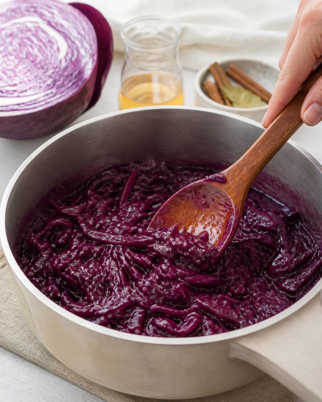 hjemmelavet rødkål simmering to a glossy even consistency under tilberedningen af hjemmelavet rødkål
