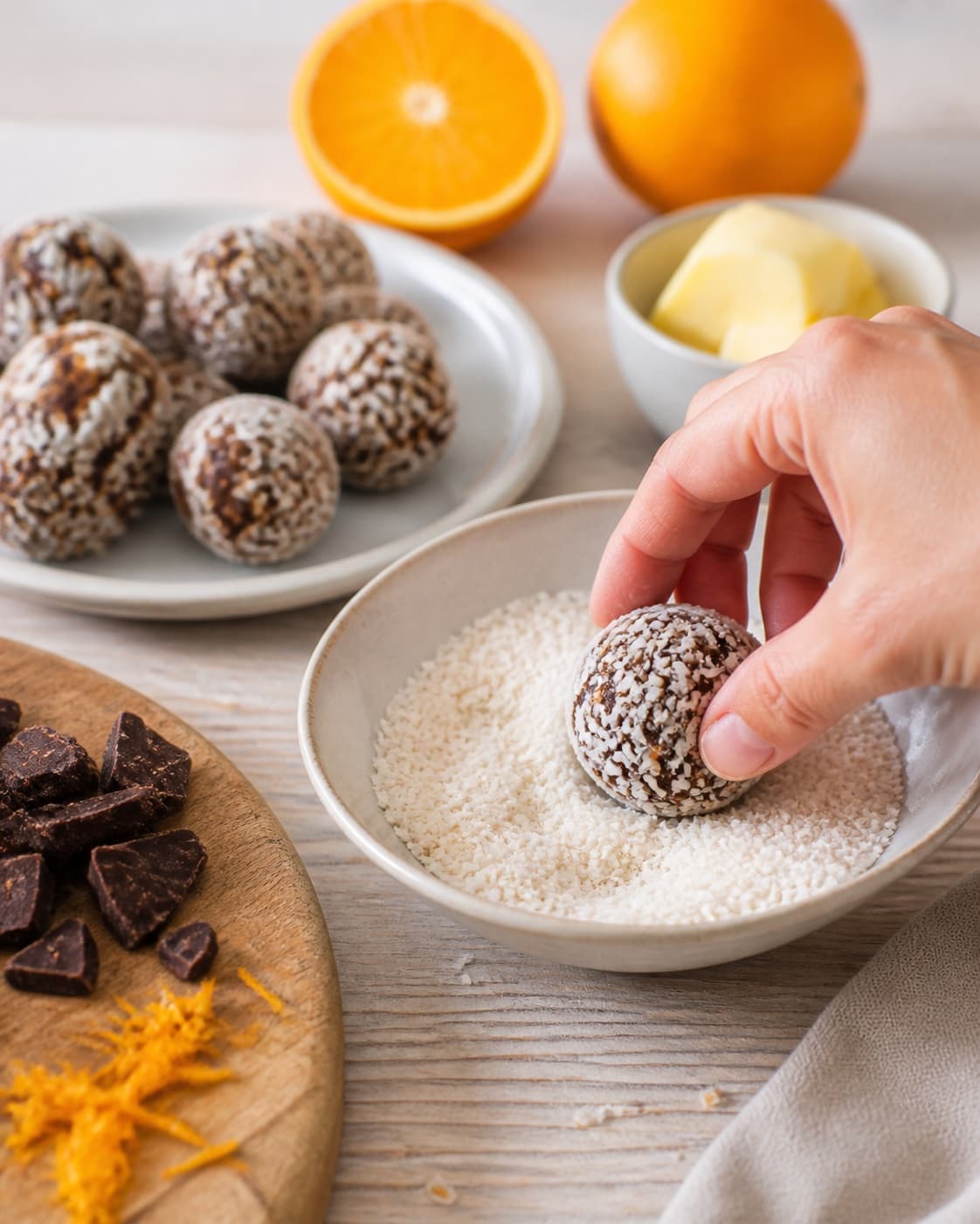 Finished orangekugler med chokolade receiving its final garnish after cooling under tilberedningen af orangekugler med chokolade