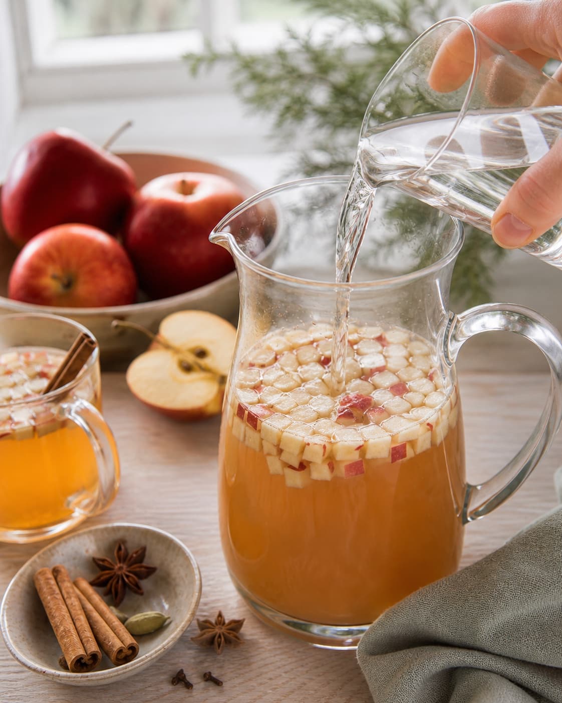 Fresh flavour ingredients for æblegløgg med eller uden alkohol prepared with syrlige æbler, ufiltreret æblemost, hele julekrydderier, koldt vand eller is under tilberedningen af æblegløgg med eller uden alkohol