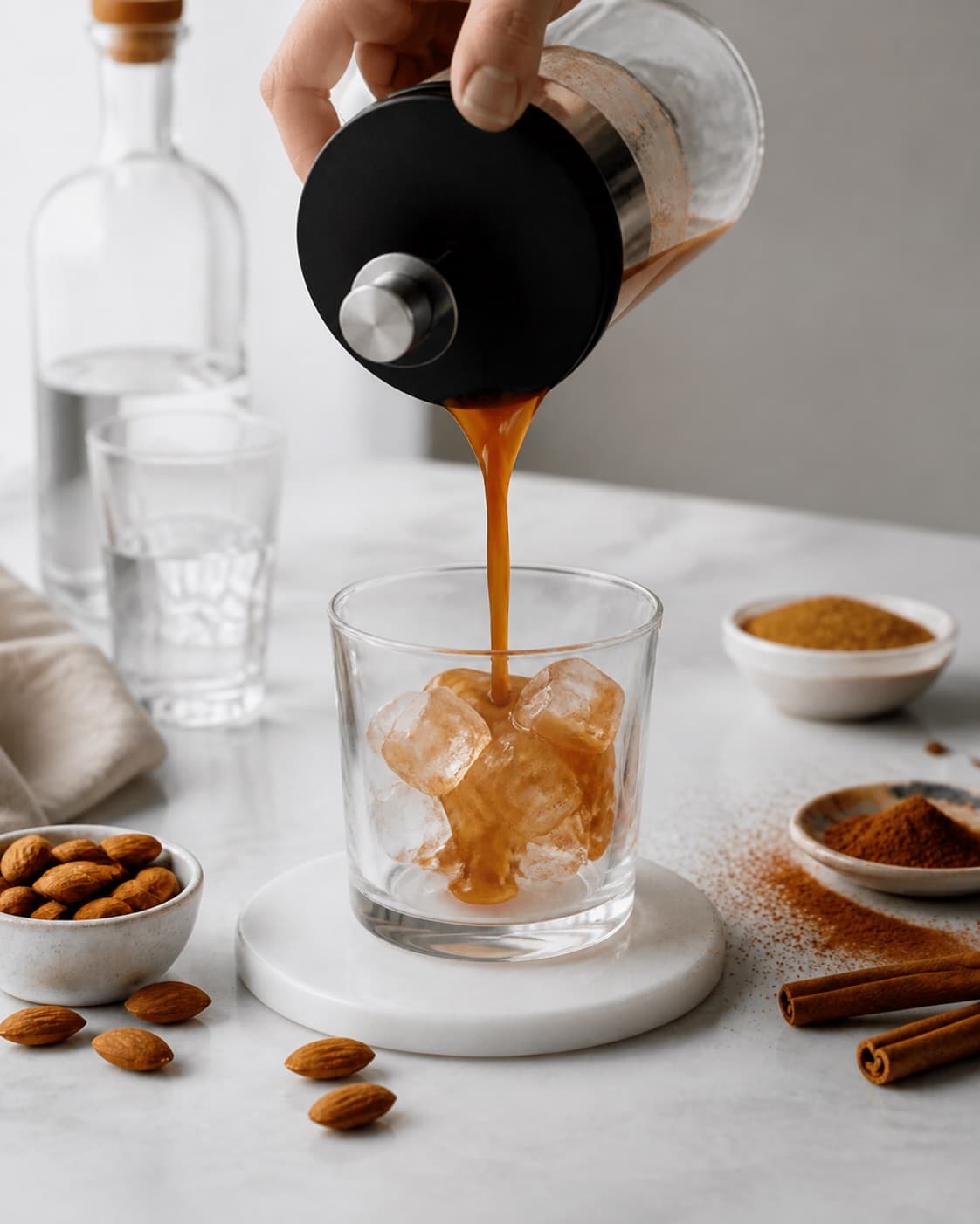 Fresh flavour ingredients for white russian med kanelsirup og mandel prepared with mandler, stødt kanel, rørsukker, vodka under tilberedningen af white russian med kanelsirup og mandel