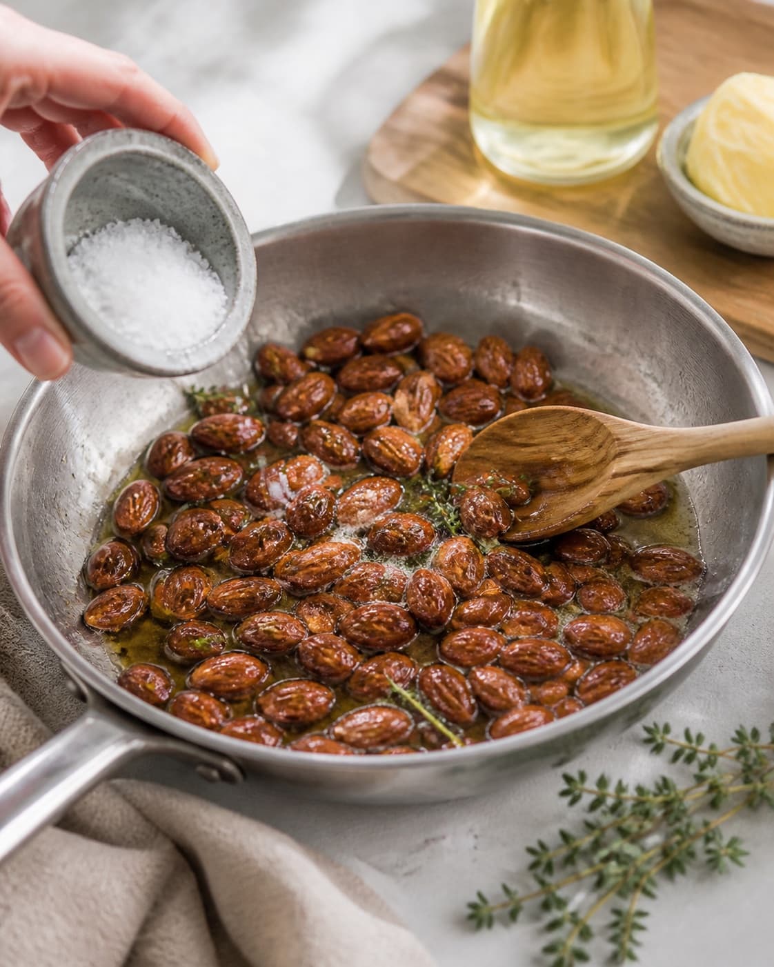 Prepared dry ingredients for saltmandler – sprøde og lækre! with mandler, smør, rapsolie, friske krydderurter under tilberedningen af saltmandler – sprøde og lækre!