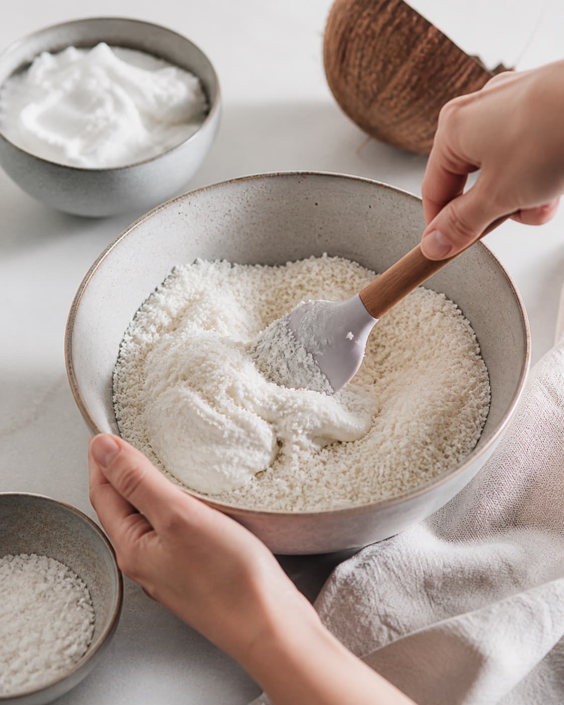The batter or dough for bountykugler being gently combined under tilberedningen af bountykugler