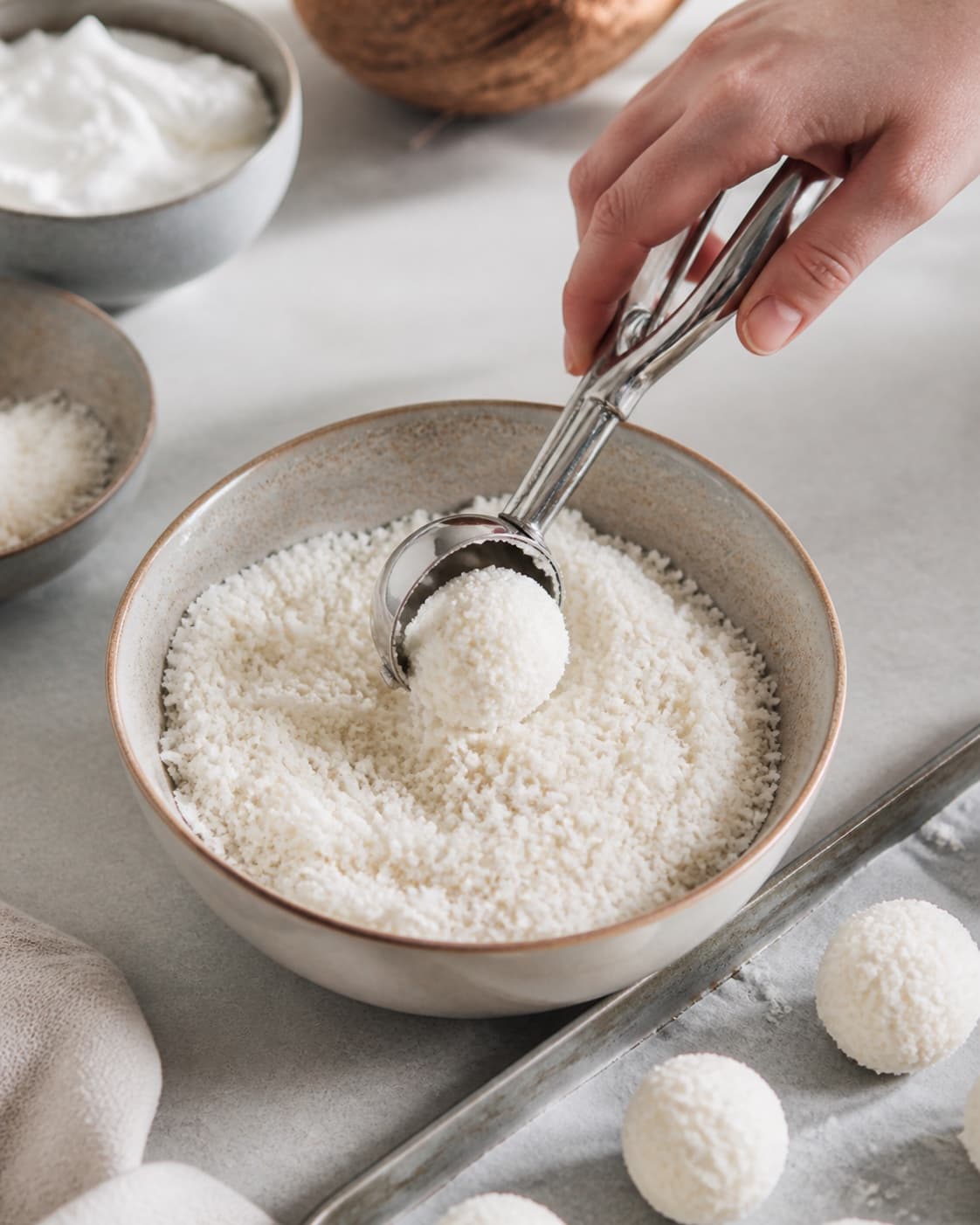 bountykugler being portioned evenly before baking under tilberedningen af bountykugler