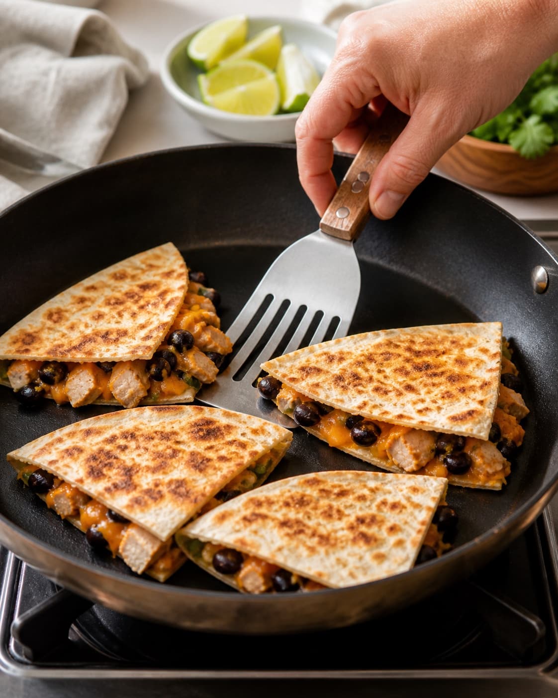 Golden quesadillas med kylling, cheddar og bønner resting briefly before serving under tilberedningen af quesadillas med kylling, cheddar og bønner