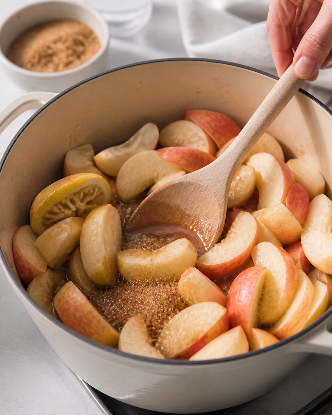 Ingredients for æblesmør gently releasing juice in a pot under tilberedningen af æblesmør