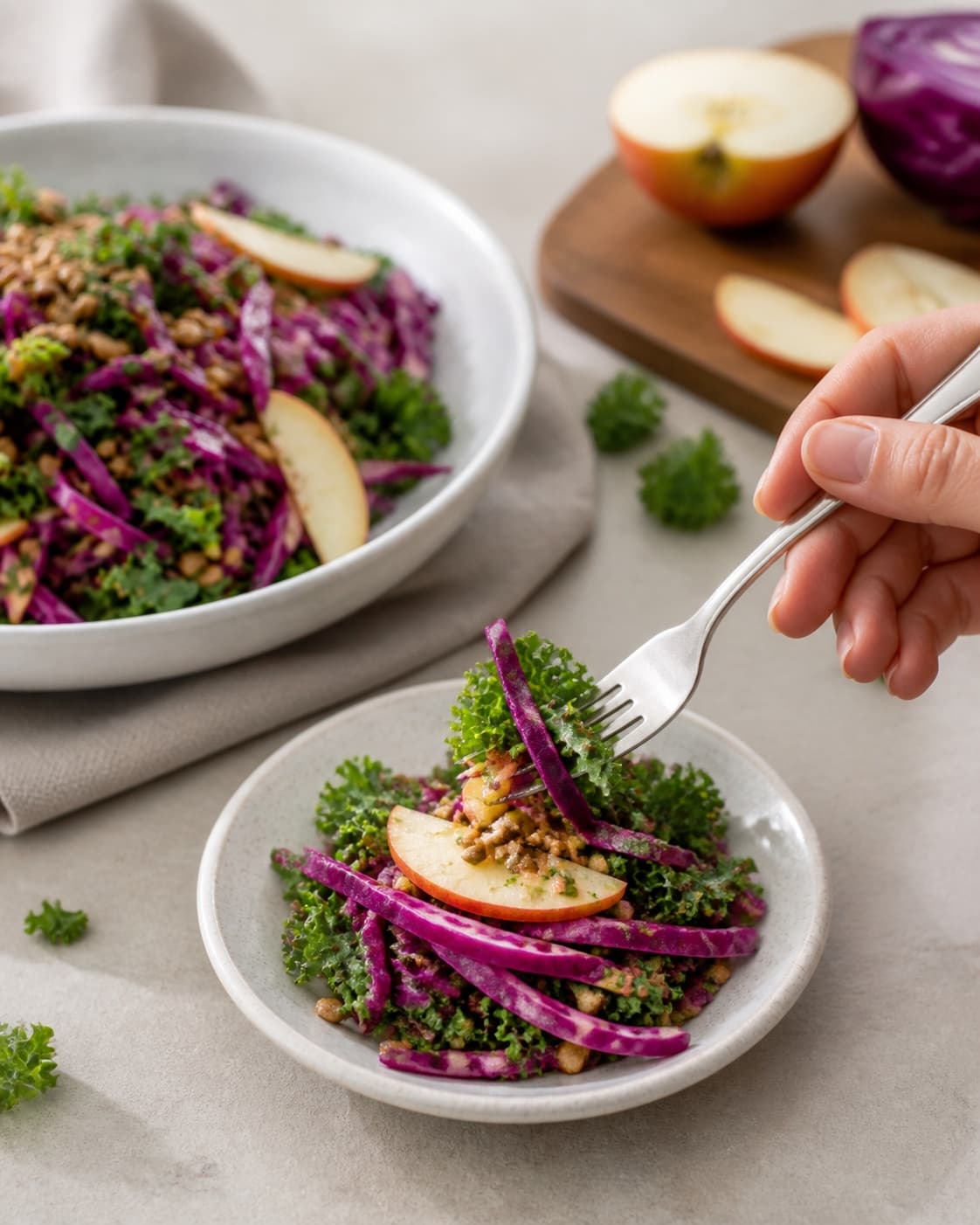 A chilled consistency test for salat med rødkål og pestoristede solsikkekerner on a small plate under tilberedningen af salat med rødkål og pestoristede solsikkekerner