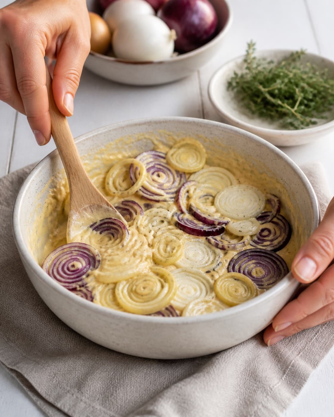 The batter or dough for løgtærte med et mix af løg being gently combined under tilberedningen af løgtærte med et mix af løg