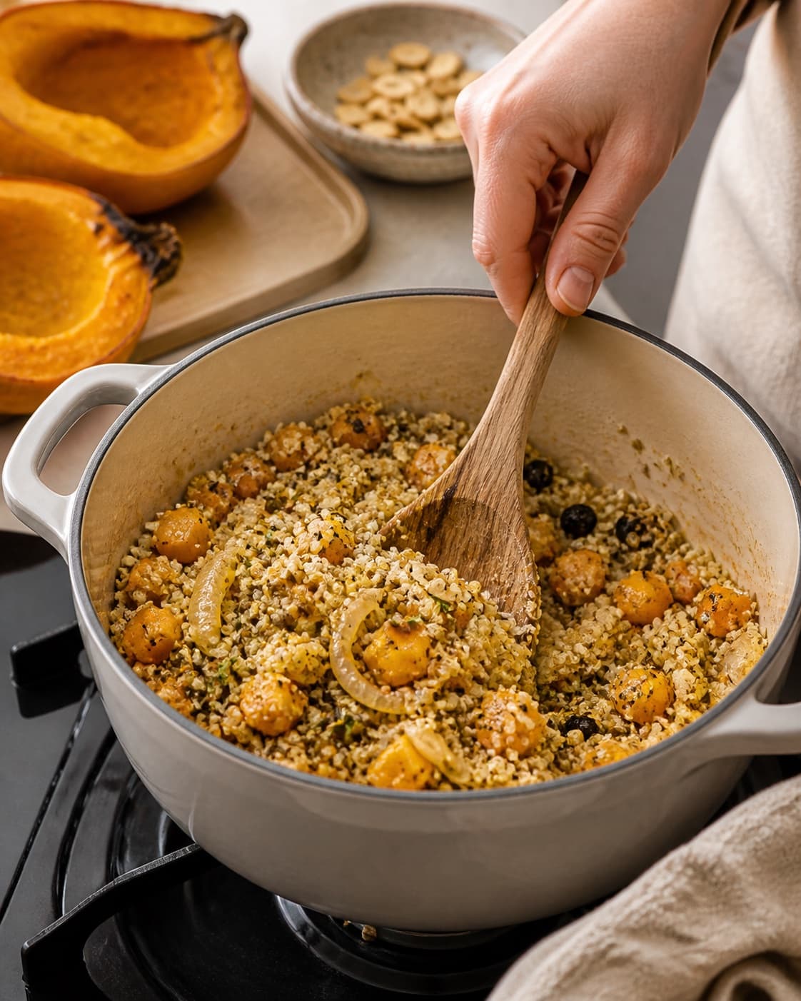 fyldt græskar med quinoa gently simmering with visible ingredients under tilberedningen af fyldt græskar med quinoa