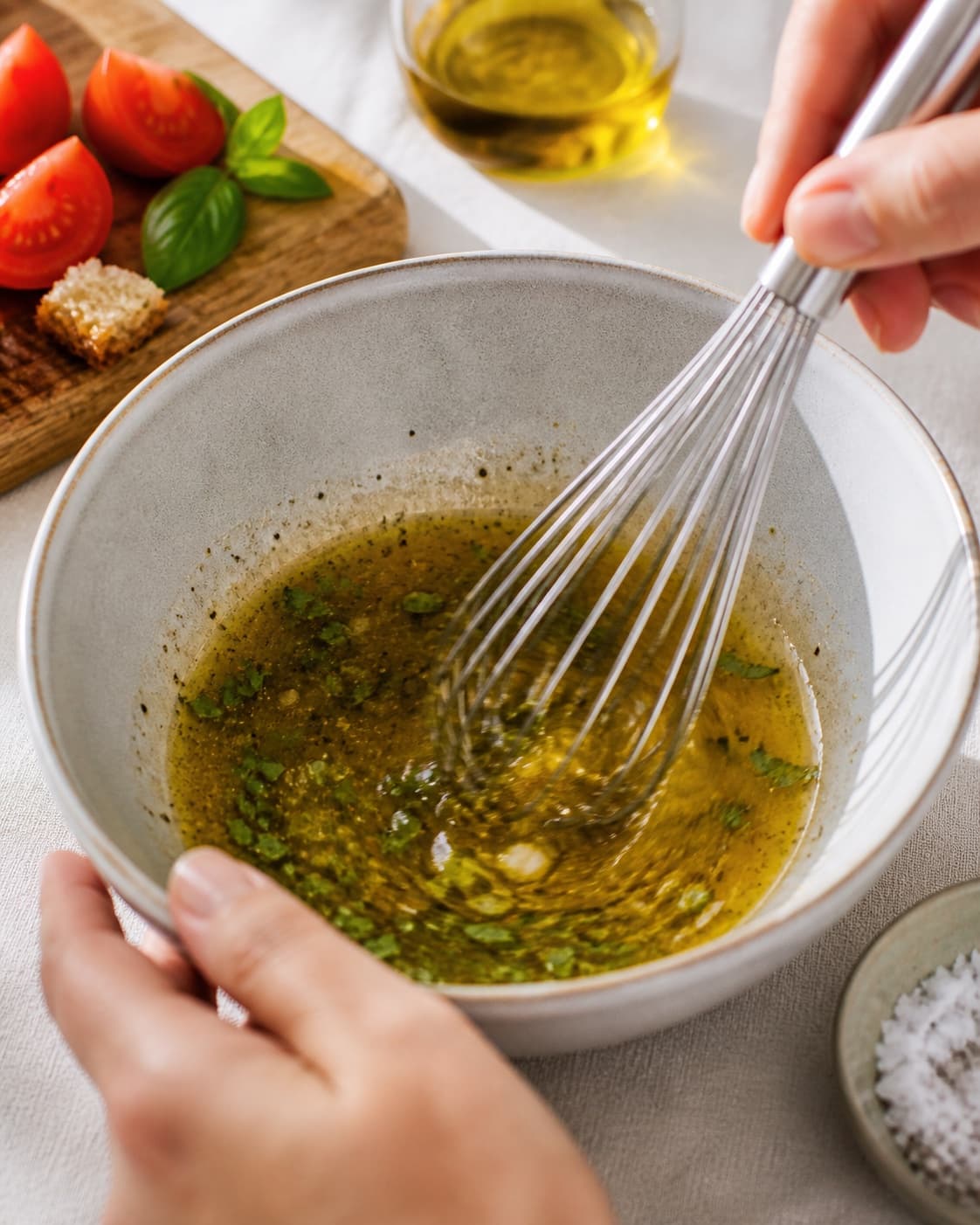 Dressing for panzanella – italiensk brødsalat being whisked until glossy under tilberedningen af panzanella – italiensk brødsalat