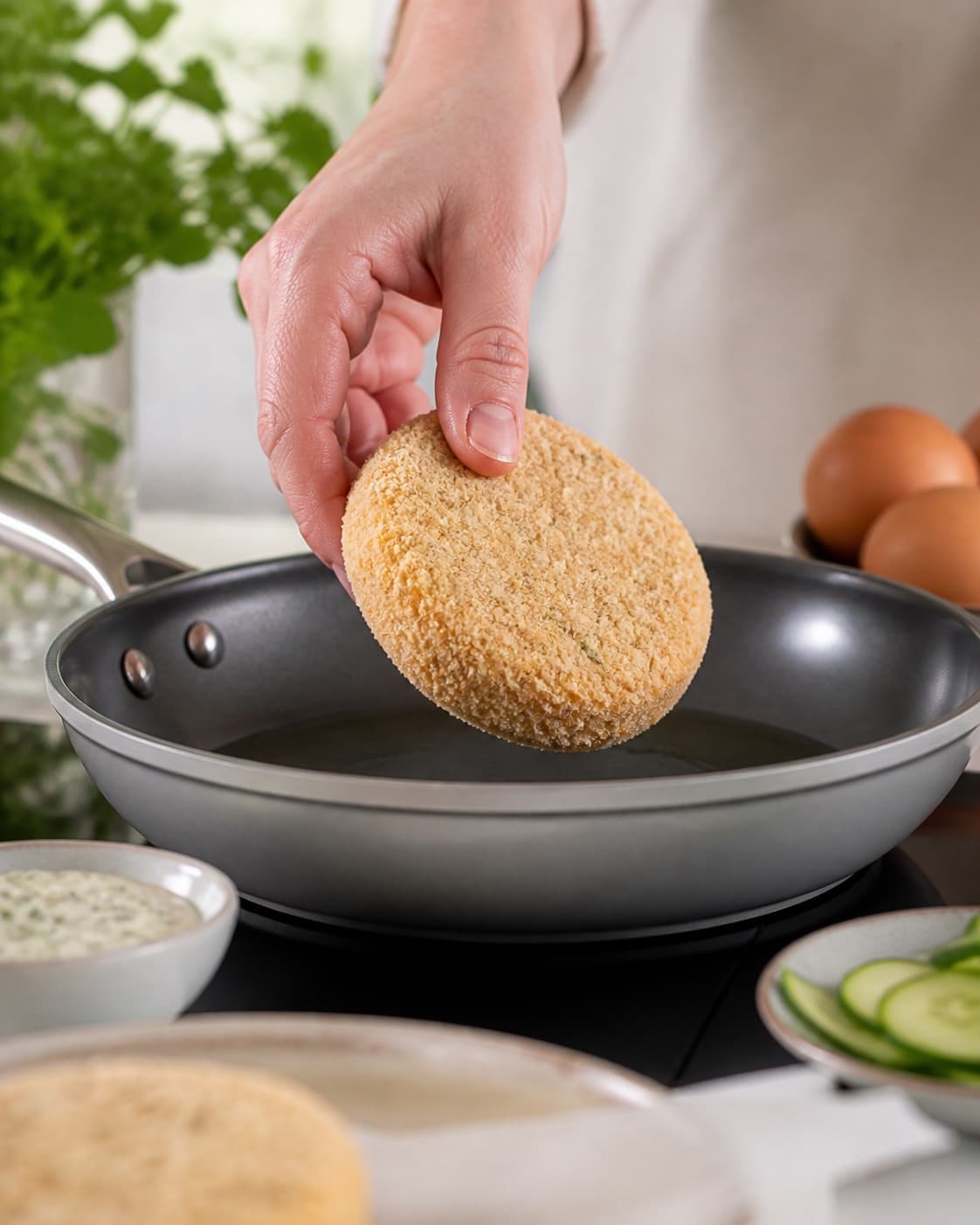 Rested cohesive mixture for crispy fiskeburger med tartarsauce ready for the pan under tilberedningen af crispy fiskeburger med tartarsauce
