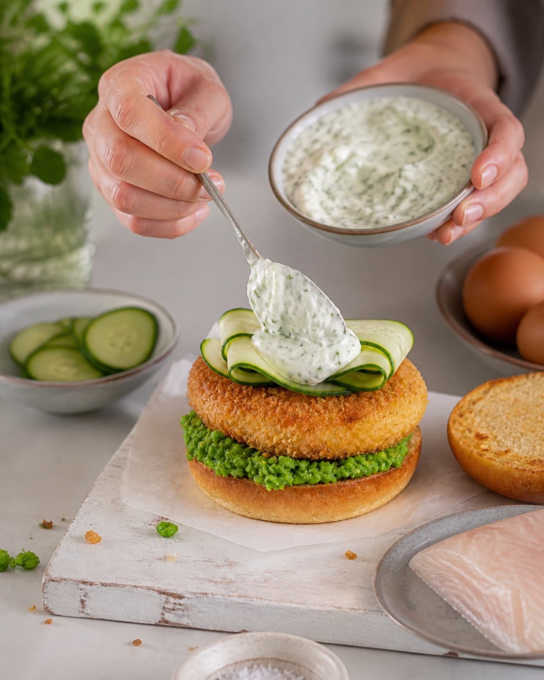 Equal portions of crispy fiskeburger med tartarsauce being formed under tilberedningen af crispy fiskeburger med tartarsauce