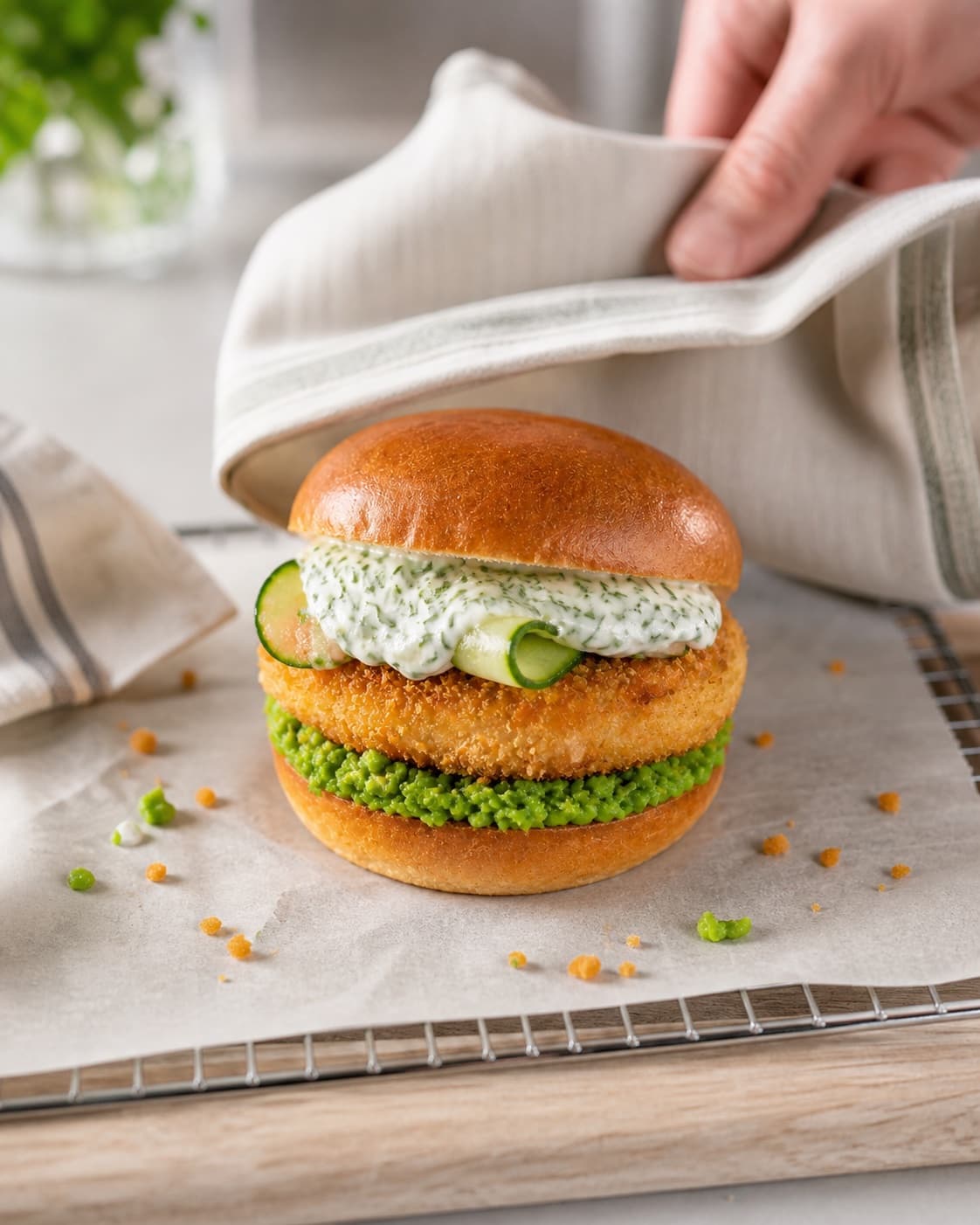 Golden crispy fiskeburger med tartarsauce resting briefly before serving under tilberedningen af crispy fiskeburger med tartarsauce