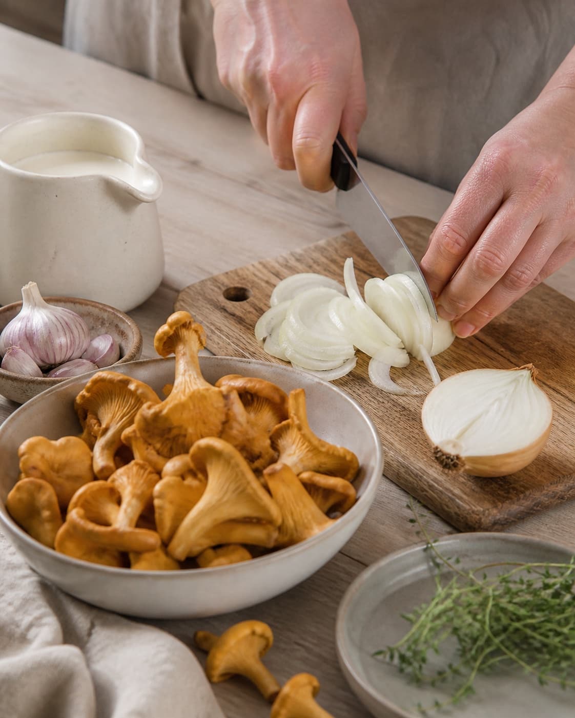 Mise en place for kantarel toast a la creme with kantareller, piskefløde, zittauerløg, hvidløg under tilberedningen af kantarel toast a la creme