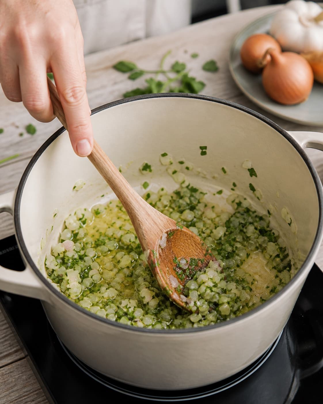 Aromatic base for pasta med muslinger gently cooking in a pot under tilberedningen af pasta med muslinger