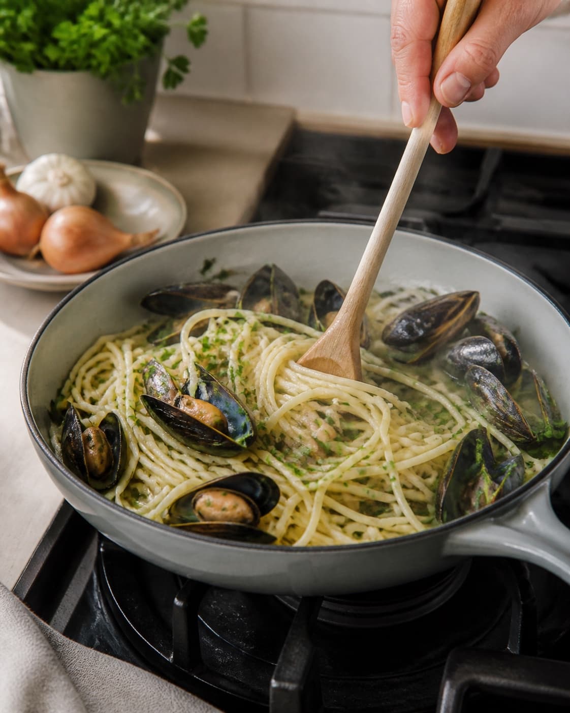 pasta med muslinger gently simmering with visible ingredients under tilberedningen af pasta med muslinger