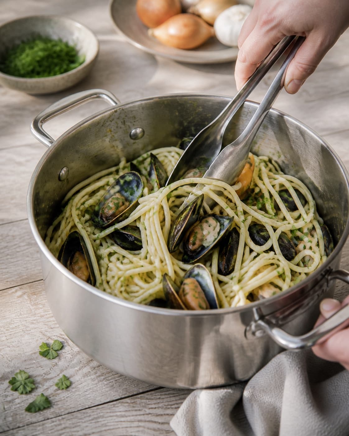 The texture of pasta med muslinger being adjusted in the pot under tilberedningen af pasta med muslinger