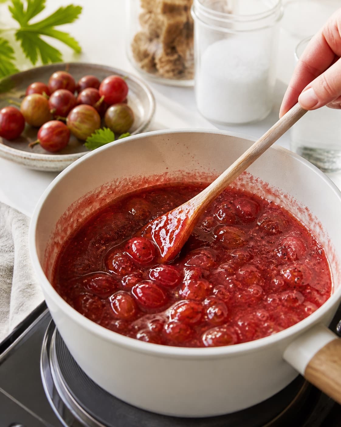 stikkelsbærmarmelade simmering to a glossy even consistency under tilberedningen af stikkelsbærmarmelade