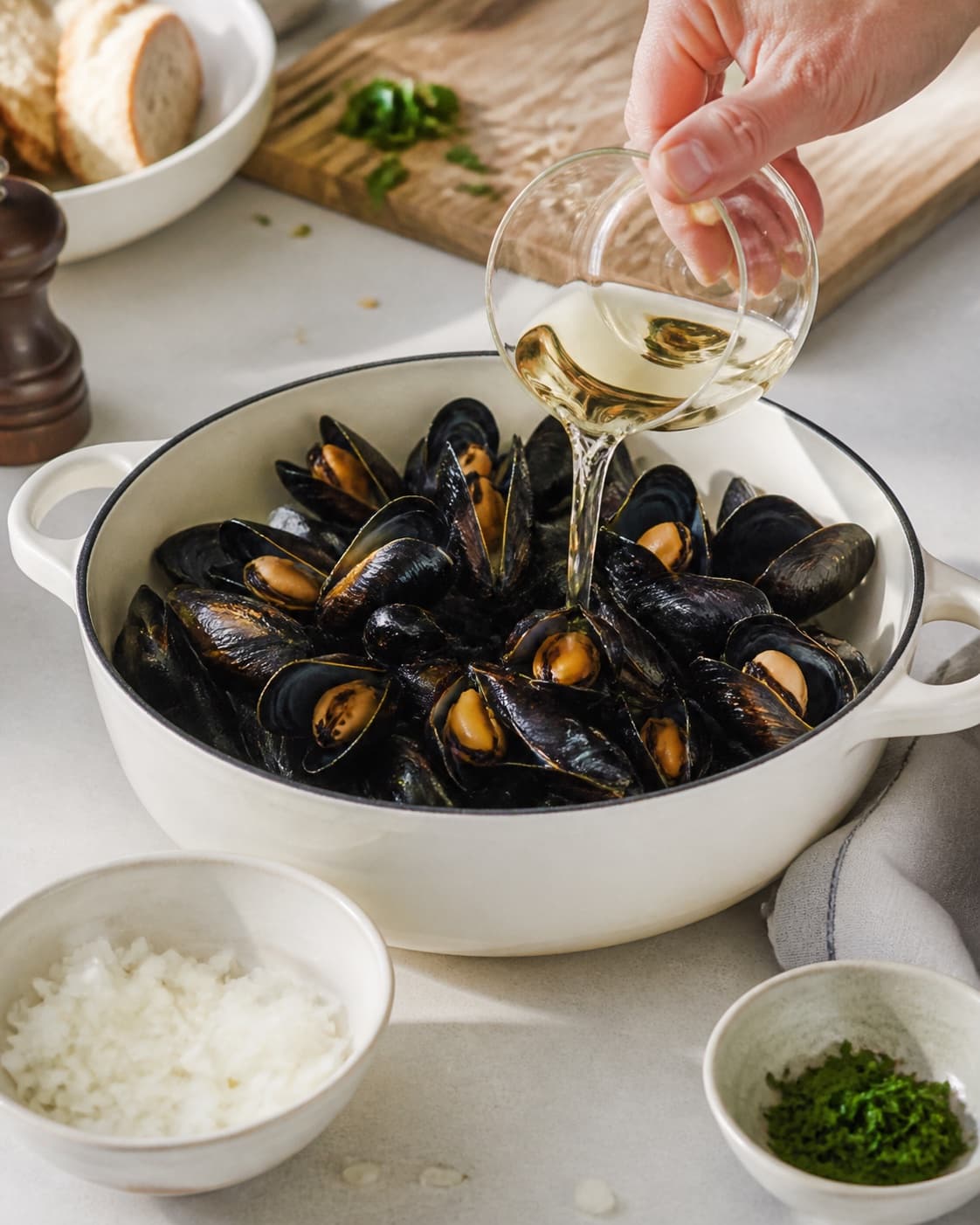 Mise en place for dampede muslinger: moules marinières with blåmuslinger, tør hvidvin, müsli uden tilsat sukker, zittauerløg under tilberedningen af dampede muslinger: moules marinières