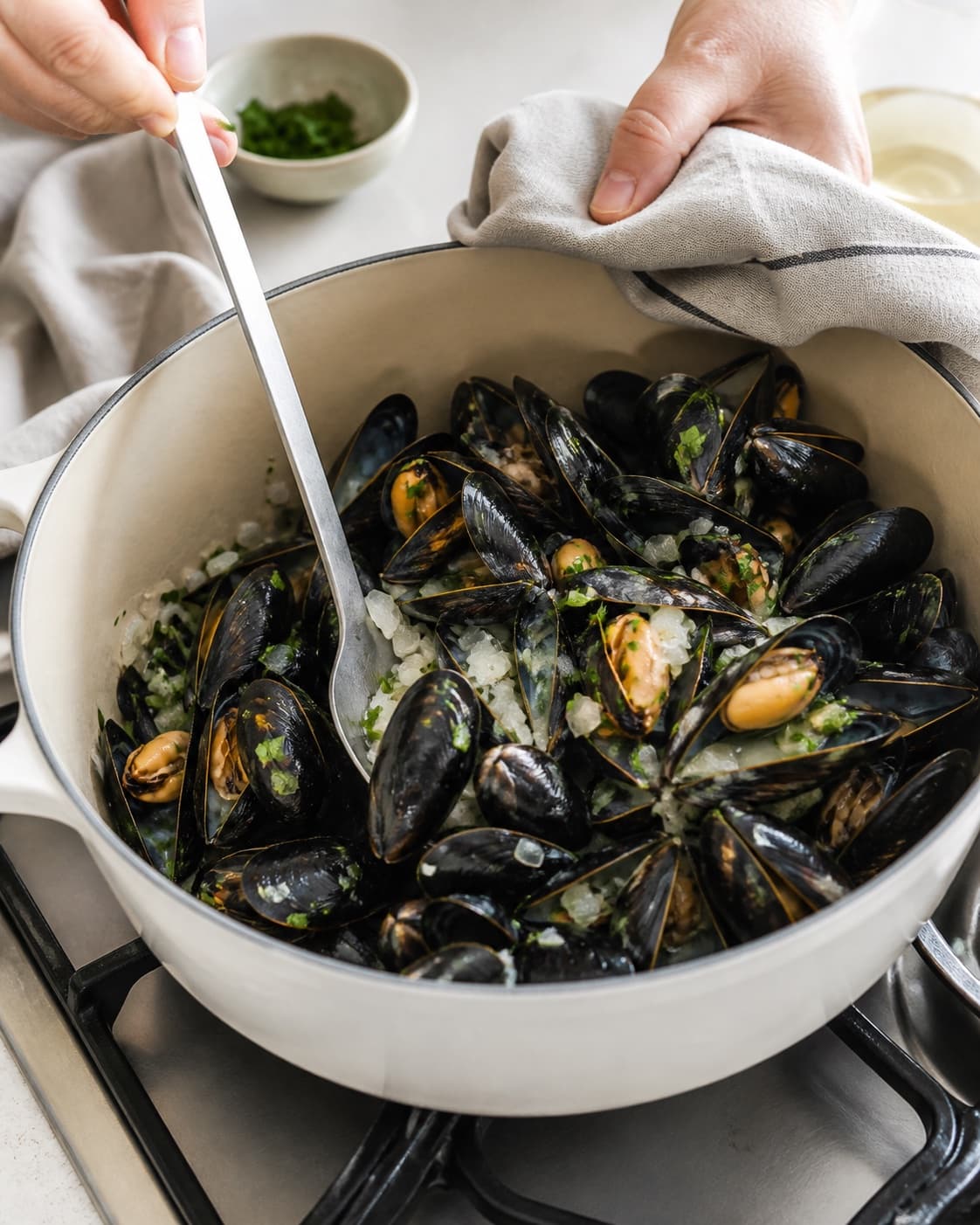 The texture of dampede muslinger: moules marinières being adjusted in the pot under tilberedningen af dampede muslinger: moules marinières