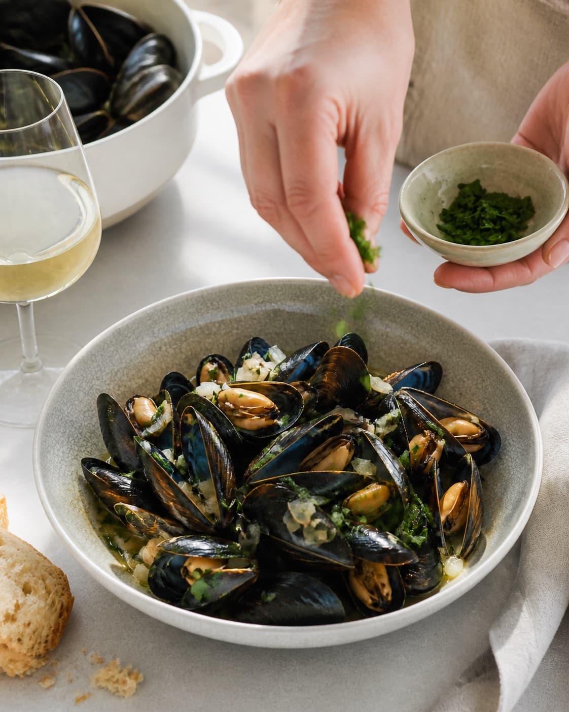 Finished dampede muslinger: moules marinières being served with a fresh restrained garnish under tilberedningen af dampede muslinger: moules marinières