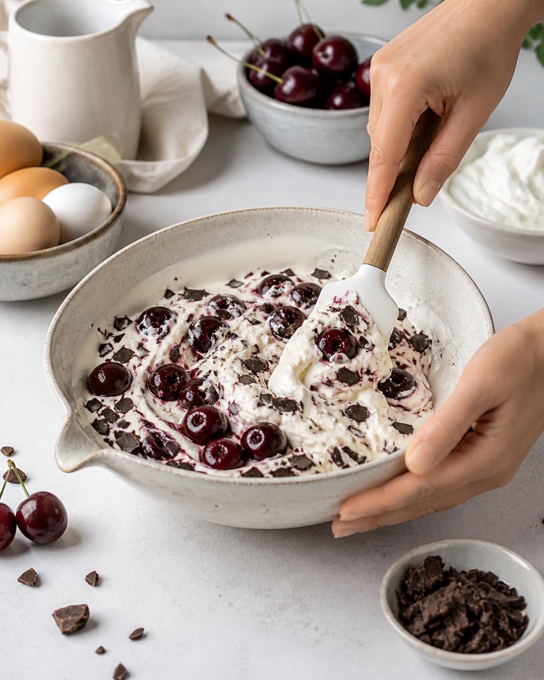 semifreddo med chokolade og kirsebær being gently combined without crushing the ingredients under tilberedningen af semifreddo med chokolade og kirsebær