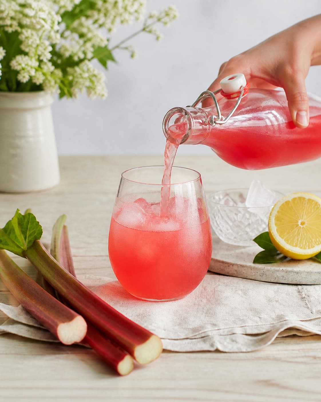 Fresh flavour ingredients for rabarbersaft prepared with rabarber, koldt vand eller is, isterninger, økologisk citron under tilberedningen af rabarbersaft