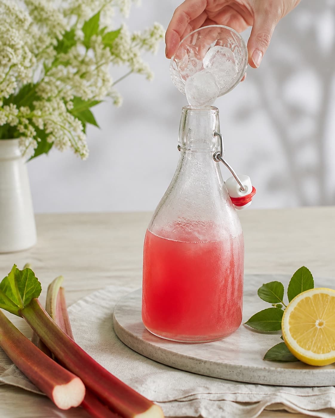 Flavour being extracted for rabarbersaft under tilberedningen af rabarbersaft