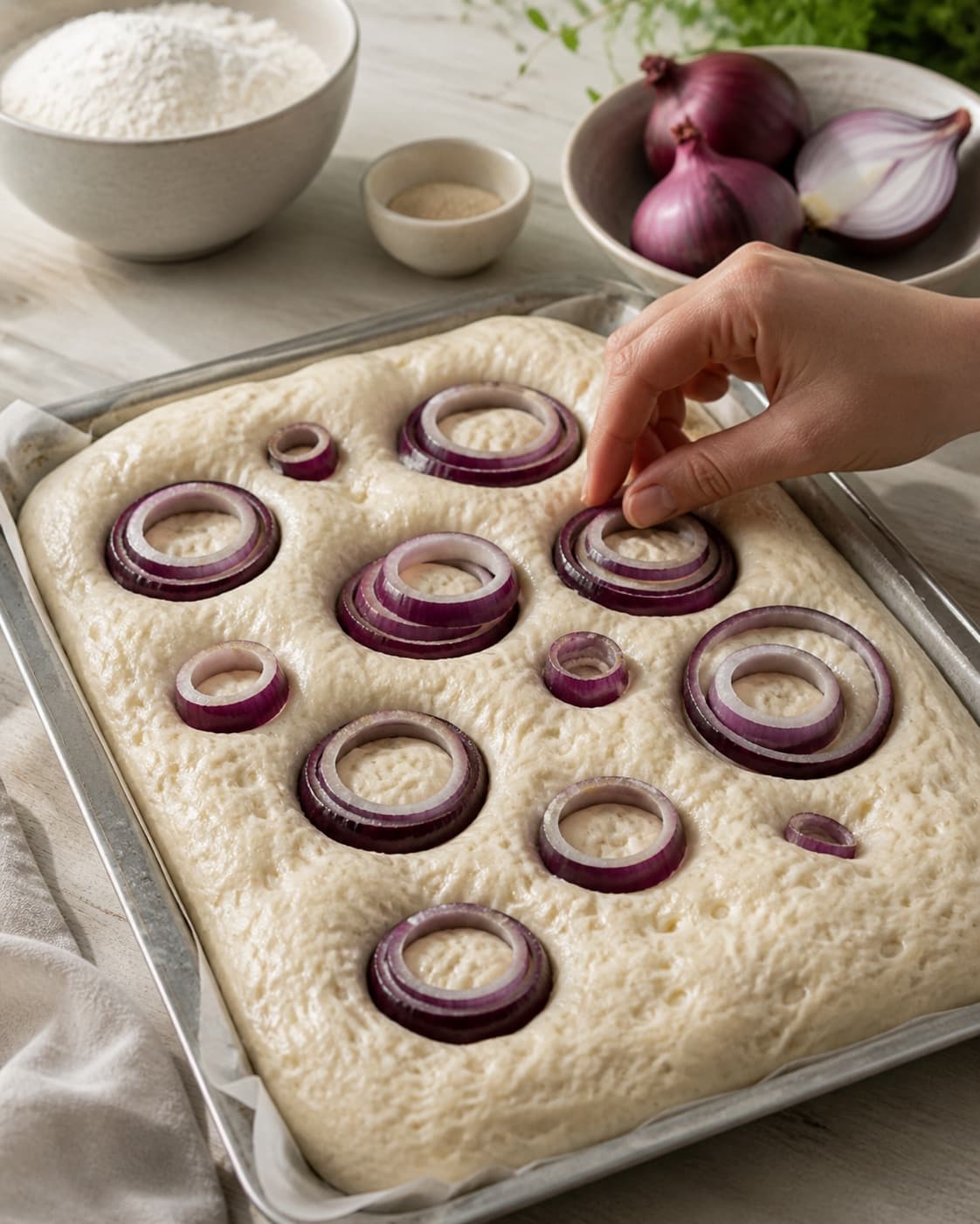Proofed airy dough for løgbrød with visible fermentation bubbles under tilberedningen af løgbrød