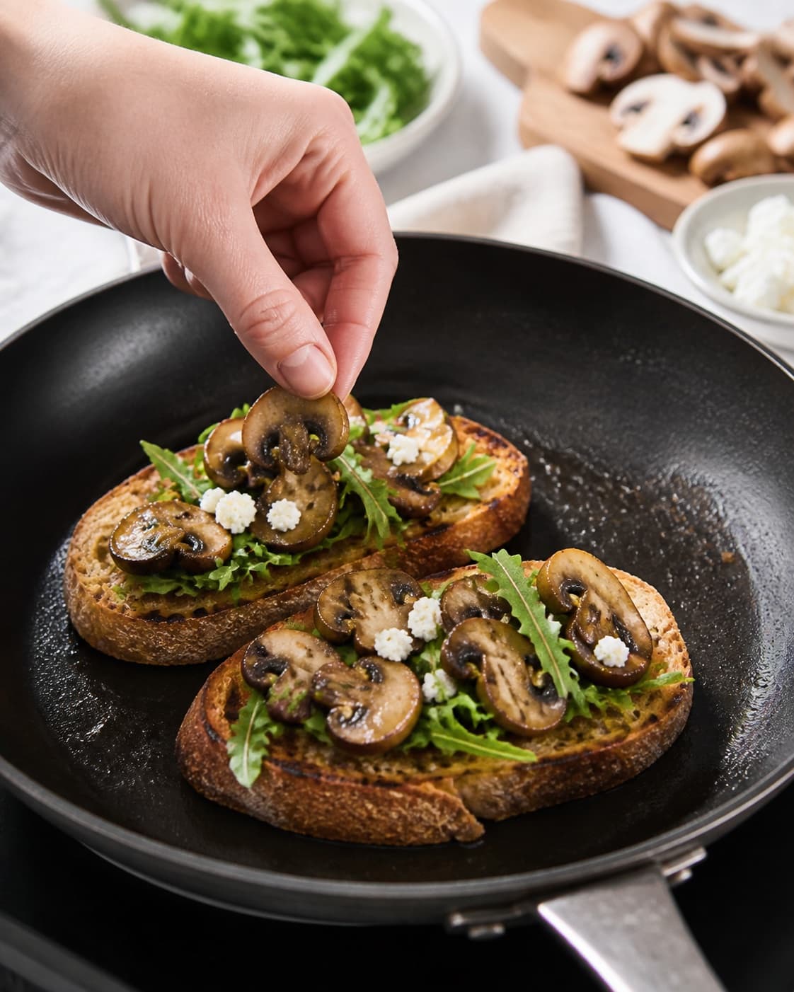 bruschetta med svampe developing an even golden crust under tilberedningen af bruschetta med svampe