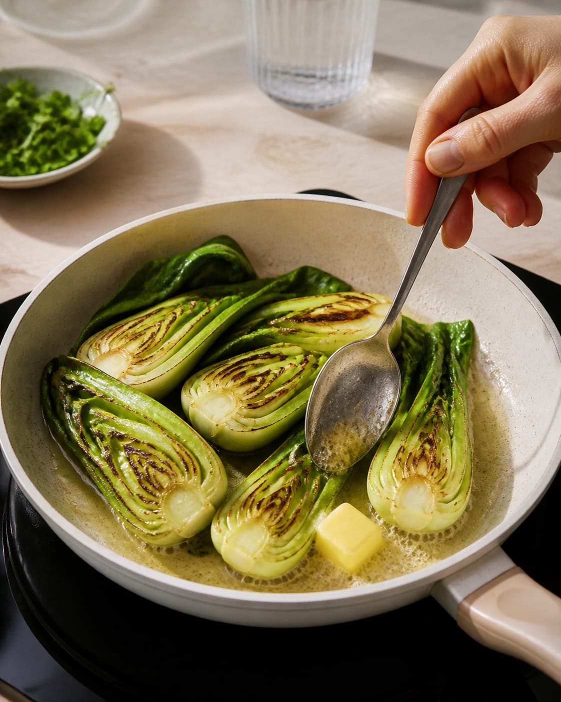 Prepared dry ingredients for stegt pak choi with pak choi, smør, rapsolie, friske krydderurter under tilberedningen af stegt pak choi