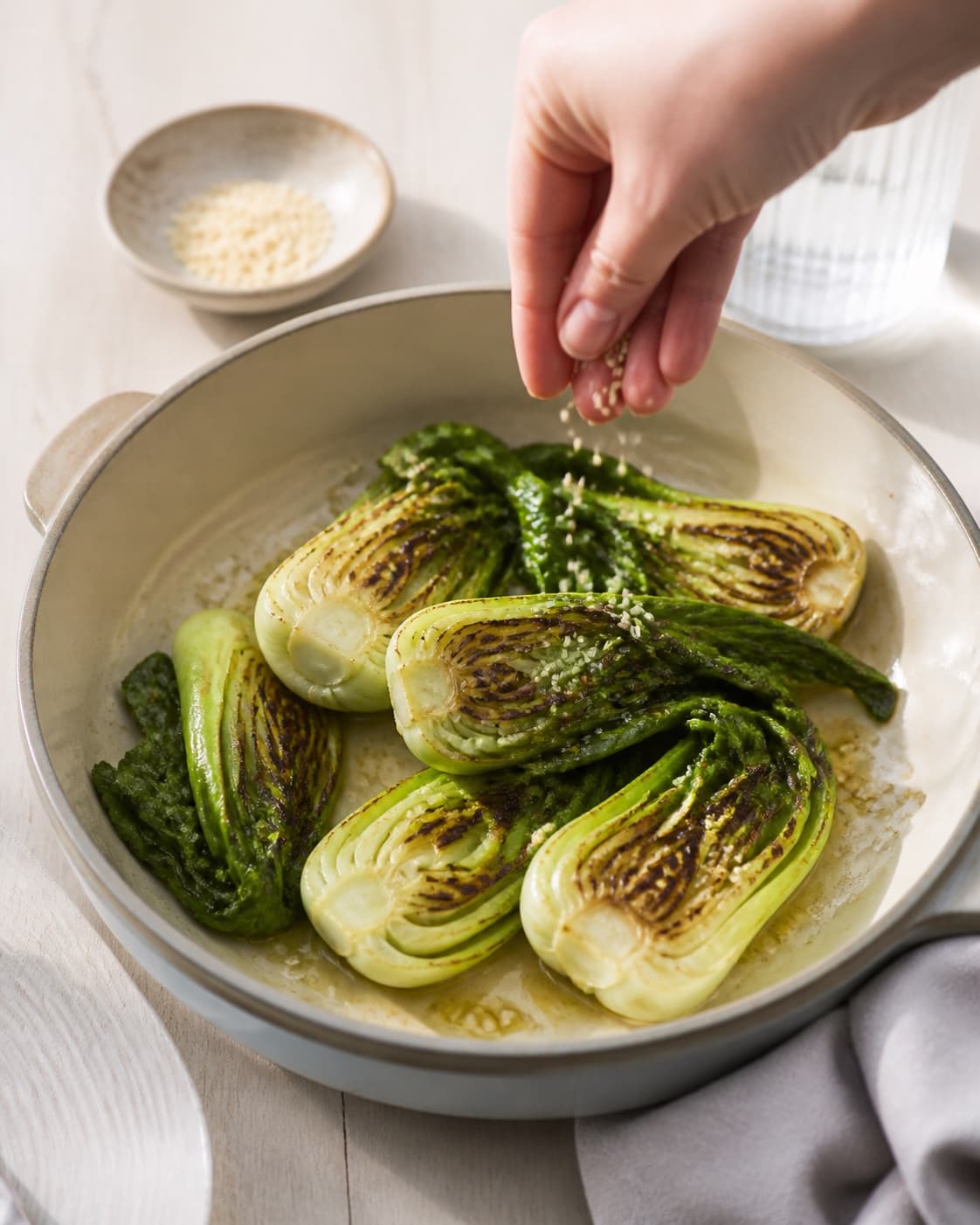 stegt pak choi being evenly seasoned before roasting under tilberedningen af stegt pak choi