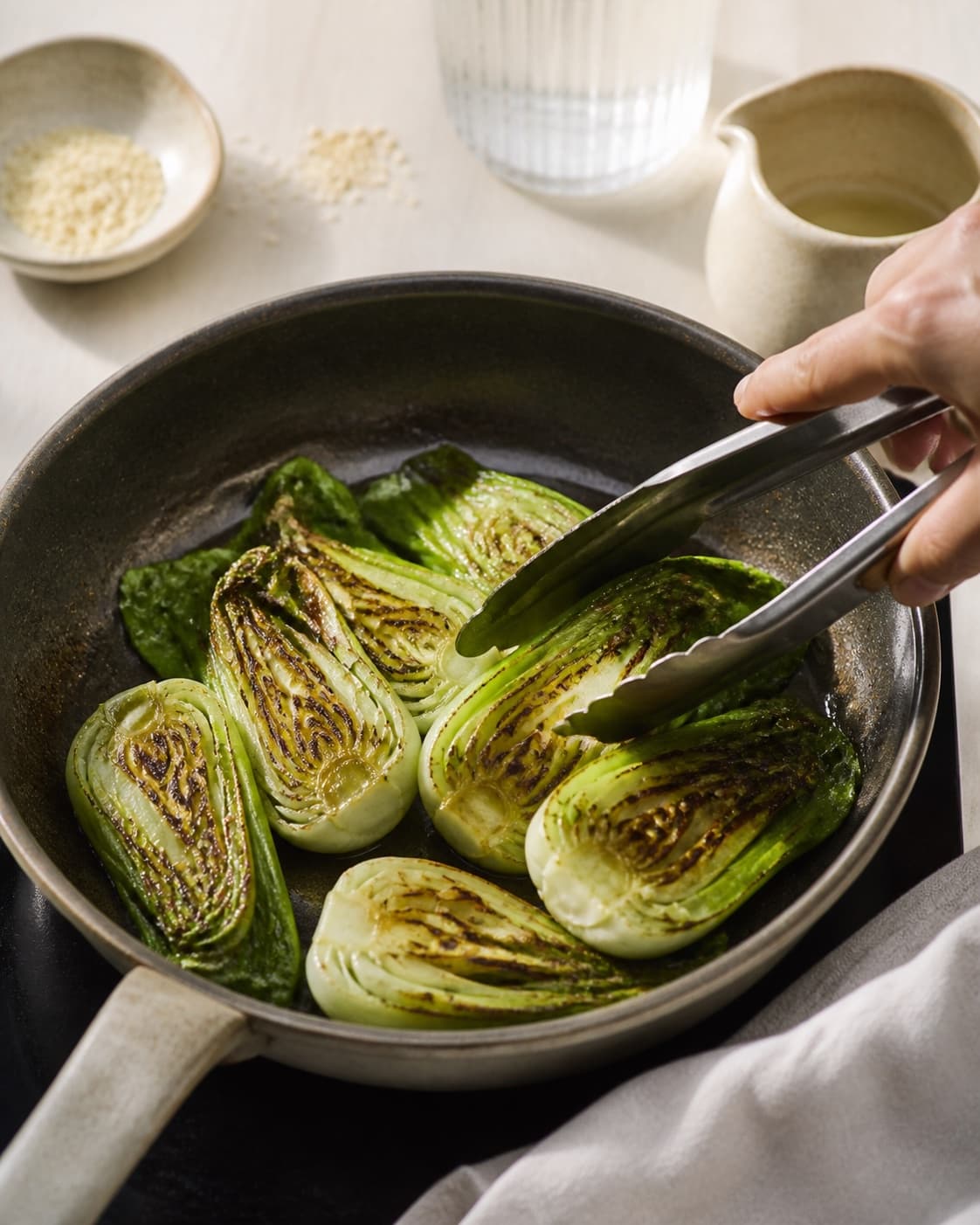 stegt pak choi developing an even golden crust under tilberedningen af stegt pak choi