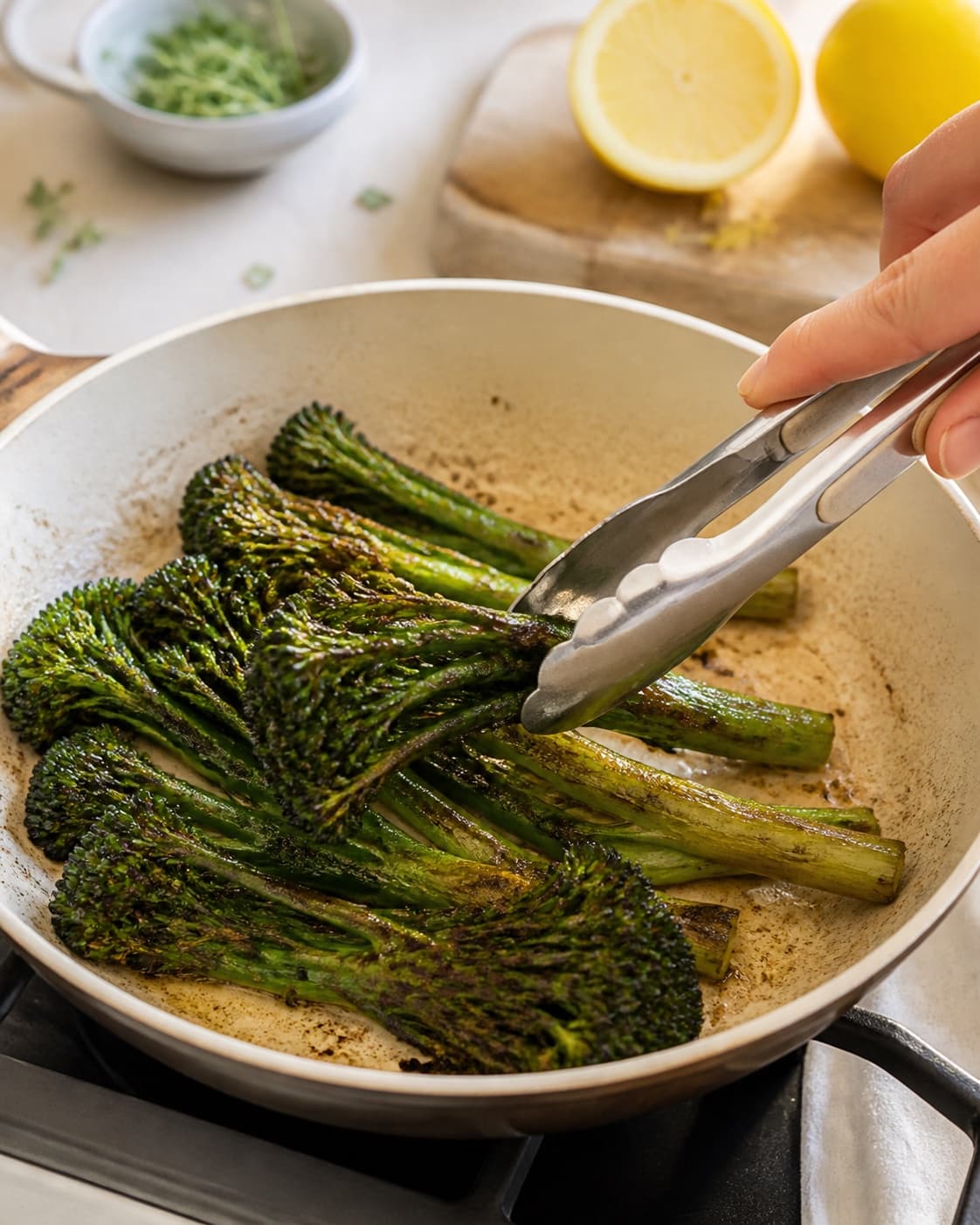 stegt aspargesbroccoli developing an even golden crust under tilberedningen af stegt aspargesbroccoli