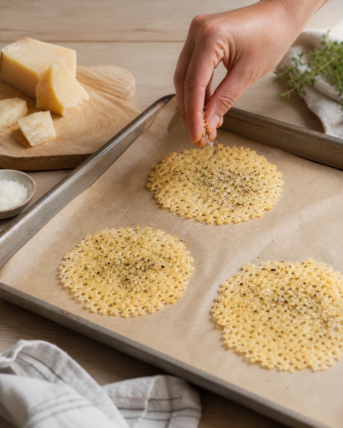 3 opskrifter med osteskorper being evenly seasoned before roasting under tilberedningen af 3 opskrifter med osteskorper